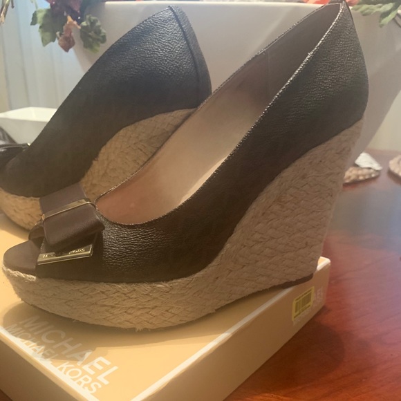 Michael Kors wedge, Excellent Condition - Picture 4 of 5